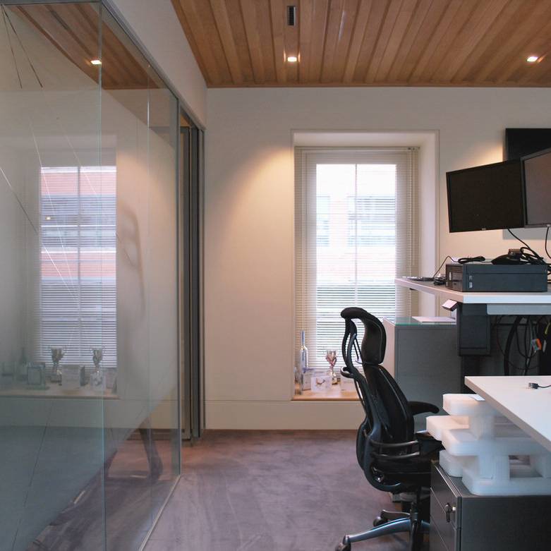 09 Melqart - sit stand desks in the workplace