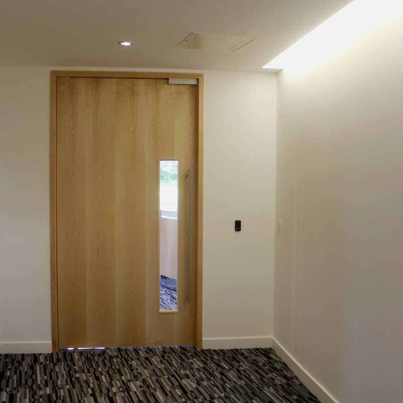 14 Barnes Roffe - Oak veneer doors